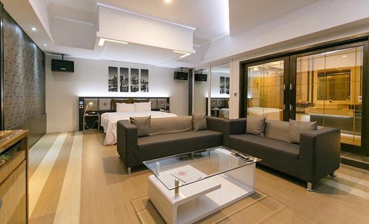 Soho Motel Taoyuan Exteriör bild